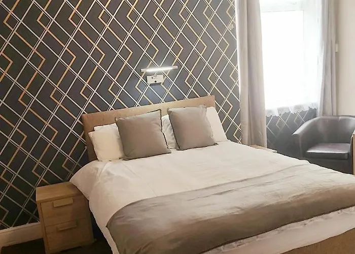 Rayners Hotel